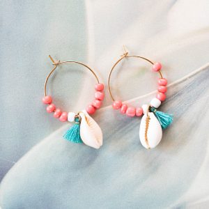 Hoops oorbellen met glaskralen en schelp