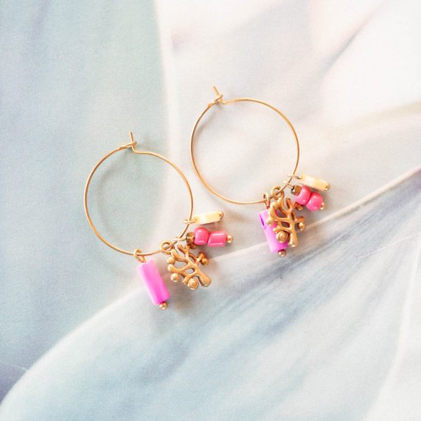 Hoops oorbellen glaskralen en schelp