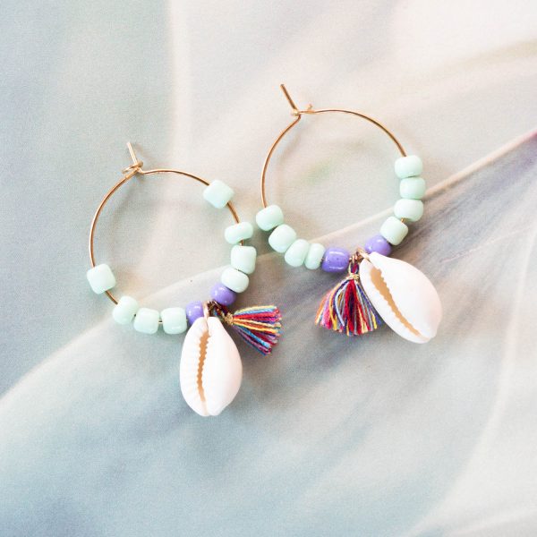 Hoops oorbellen Glaskralen en kauri schelp