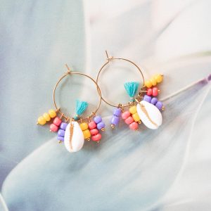 Hoop oorbellen met glaskralen en kauri schelp